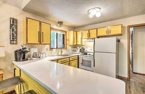 Pocono Lake Cabina | Fire Pit & Deck: Colorful Cabin in Pocono Lake!