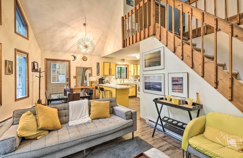 Pocono Lake Cabina | Fire Pit & Deck: Colorful Cabin in Pocono Lake!