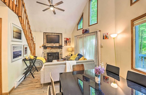 Pocono Lake Cabina | Fire Pit & Deck: Colorful Cabin in Pocono Lake!