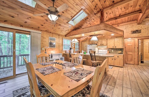 Lake Toxaway Cabina | Fire Pit & Grill: Cozy Cabin in Lake Toxaway!