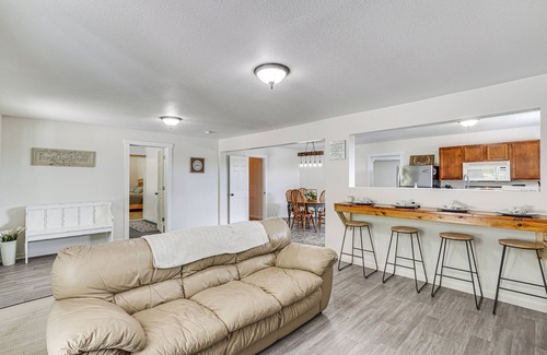 Lake Ozark Cabina | Fire Pit & Grill: Pet-Friendly Lake Ozark Cabin!