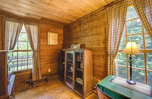 Vein Mountain Cabina | Fire Pit & Hot Tub: Dog-Friendly Marion Retreat