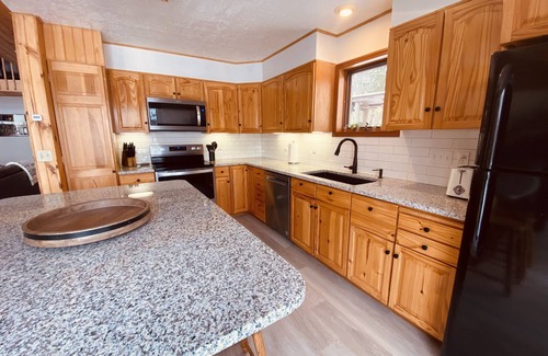 Wautoma Chalet De Esquí | Fire pit! Hot tub! Game room! Kayaks!