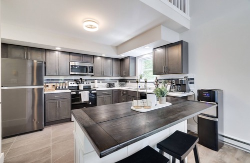 Tobyhanna Chalet De Esquí | Fire Pit* HOT TUB* PlayRoom*Fireplace*SmartTVS