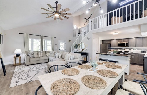 Tobyhanna Chalet De Esquí | Fire Pit* HOT TUB* PlayRoom*Fireplace*SmartTVS