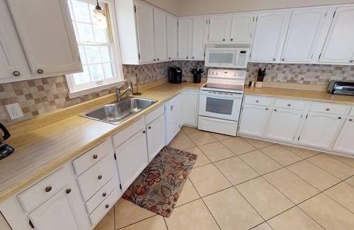 Huddleston Casa | "Retiro Inglés" Casa renovada con vistas a la montaña, kayaks, tabla de remo, Wi-Fi gratis ilimitado, nueva cubierta, sala de juegos, Quiet Cove, ¡Se admiten mascotas y más!