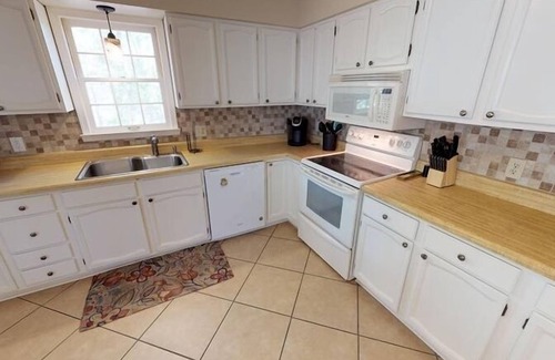 Huddleston Casa | "Retiro Inglés" Casa renovada con vistas a la montaña, kayaks, tabla de remo, Wi-Fi gratis ilimitado, nueva cubierta, sala de juegos, Quiet Cove, ¡Se admiten mascotas y más!