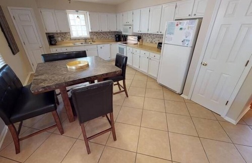 Huddleston Casa | "Retiro Inglés" Casa renovada con vistas a la montaña, kayaks, tabla de remo, Wi-Fi gratis ilimitado, nueva cubierta, sala de juegos, Quiet Cove, ¡Se admiten mascotas y más!