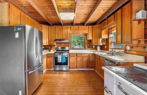 Baker Chalet De Esquí | Fire Pit, Large Yard, Dog Friendly near Lost River