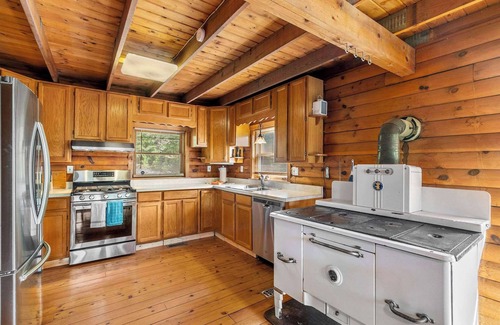 Baker Chalet De Esquí | Fire Pit, Large Yard, Dog Friendly near Lost River