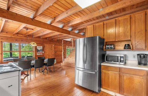 Baker Chalet De Esquí | Fire Pit, Large Yard, Dog Friendly near Lost River