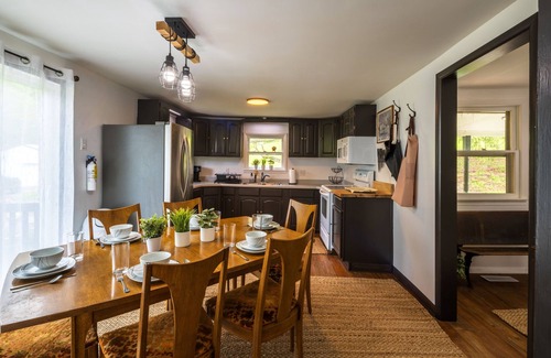 McArthur Casa | NEW Peaceful Countryside Full Kitchen Firepit Hike