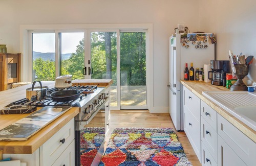 Spruce Pine Apartamento | Fire Pit & Views: Pet-Friendly Spruce Pine Studio
