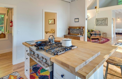 Spruce Pine Apartamento | Fire Pit & Views: Pet-Friendly Spruce Pine Studio