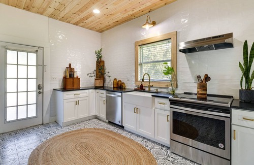 Winter Garden Casa | Fire Pit & Yard: Updated Winter Garden Home!