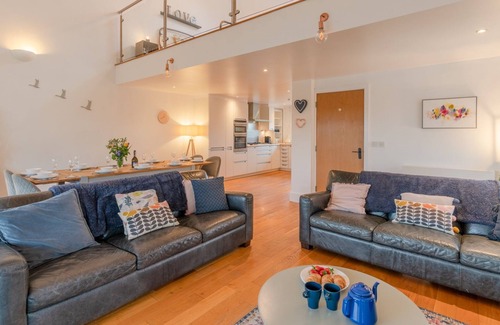 Cirencester Cabaña | Firecrest, Cotswold Water Park - sleeps 10 guests in 4 bedrooms