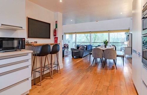 Cirencester Cabaña | Firecrest, Cotswold Water Park - sleeps 10 guests in 4 bedrooms
