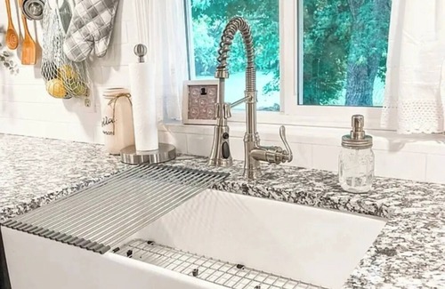 Columbia Otro | FIREFLY CREEK Charming 3-bedroom farmhouse in delightful Columbia