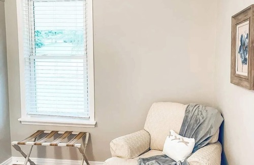 Columbia Otro | FIREFLY CREEK Charming 3-bedroom farmhouse in delightful Columbia