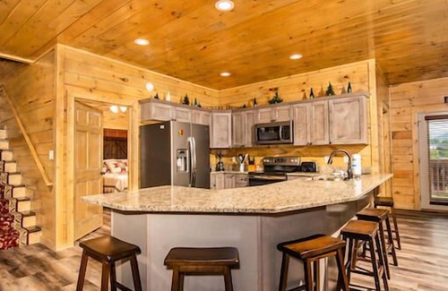 Pigeon Forge Complejo | Firefly is a spacious, yet cozy, four-bedroom cabin in Bear Cove Falls.