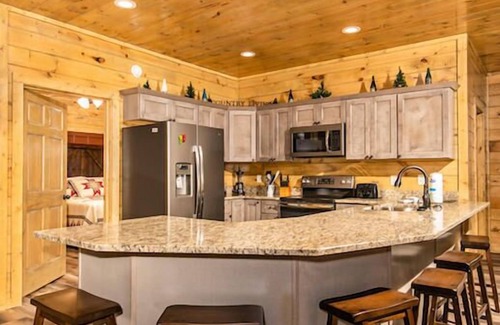 Pigeon Forge Complejo | Firefly is a spacious, yet cozy, four-bedroom cabin in Bear Cove Falls.