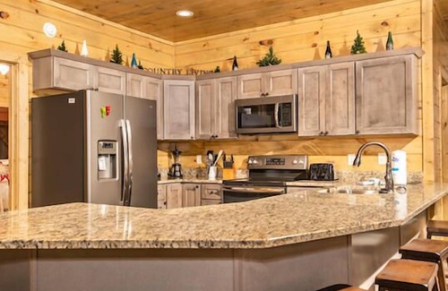 Pigeon Forge Complejo | Firefly is a spacious, yet cozy, four-bedroom cabin in Bear Cove Falls.
