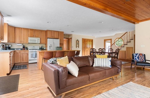 Mayfield Apartamento | Firefly Lodge! Boardman River! Hot Tub! Woodstove!