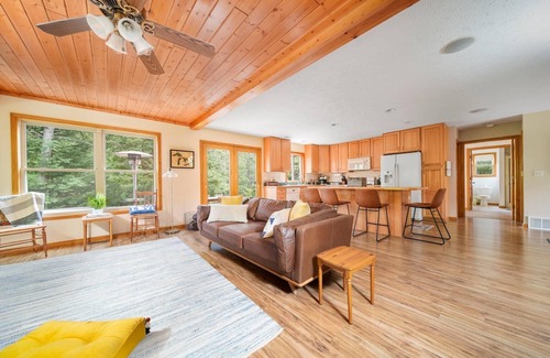 Mayfield Apartamento | Firefly Lodge! Boardman River! Hot Tub! Woodstove!