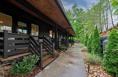 Caton Casa | Firefly Mountain Suites by AvantStay Fun Group Escape with Shared Pool & Game Room