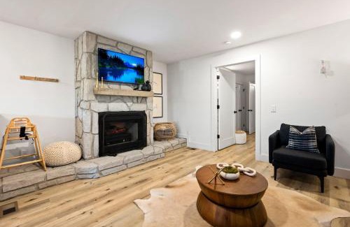Caton Casa | Firefly Mountain Suites by AvantStay Fun Group Escape with Shared Pool & Game Room