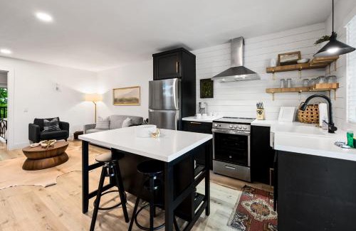 Caton Casa | Firefly Mountain Suites by AvantStay Fun Group Escape with Shared Pool & Game Room