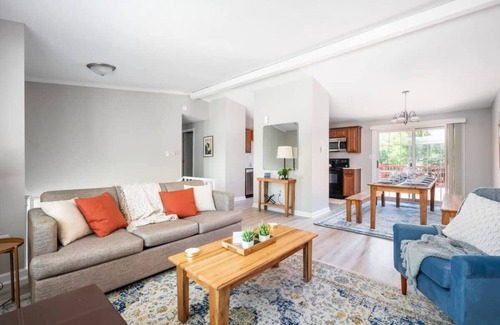 Wayne Casa | Firepit & 10mins to Speedway - Westside Splendor
