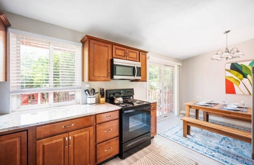 Wayne Casa | Firepit & 10mins to Speedway - Westside Splendor