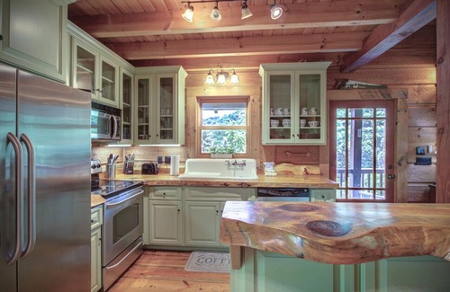 Vilas Cabina | Firepit, Log Cabin, Views, Fireplace, pet friendly