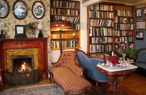 Pacific Grove Cabina | Fireplace/1880square tube brass KINGBED/1920triple bow front dresser/clawfoot