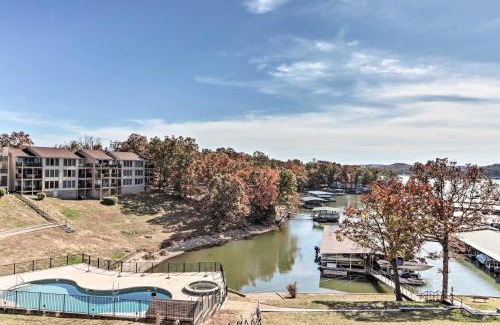 Lake Ozark Apartamento | Fireplace and Grill Bright Lake Ozark Condo!