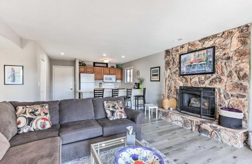 Lake Ozark Apartamento | Fireplace and Grill Bright Lake Ozark Condo!
