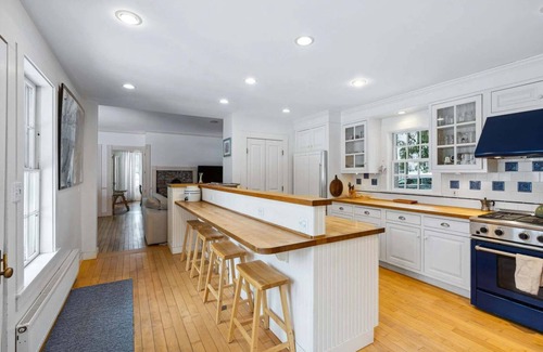 Woodstock Casa | Fireplace, Library | 21 Mountain Ave, Woodstock*