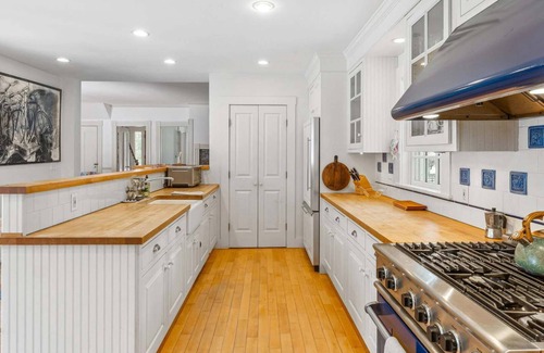 Woodstock Casa | Fireplace, Library | 21 Mountain Ave, Woodstock*