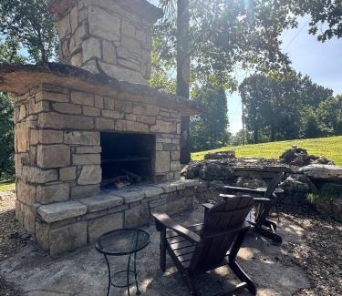 Isabella Casa | Fireplace Lodge -1 mile to Golf Course & 4 to lake