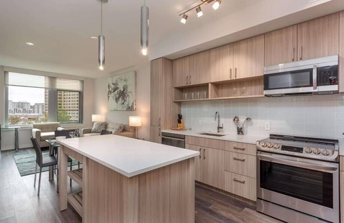 Reston Apartamento | Fireplace Lounge, Pool & Fitness Center | Near Lake Fairfax Park
