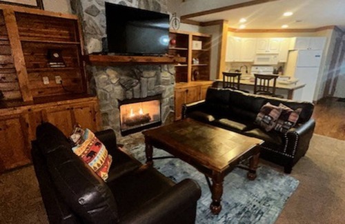 White Oak Lodge Apartamento | Fireplace Pool Table Pool Fitness Room