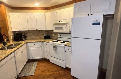 White Oak Lodge Apartamento | Fireplace Pool Table Pool Fitness Room