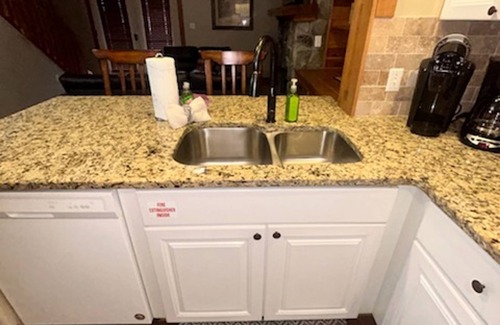 White Oak Lodge Apartamento | Fireplace Pool Table Pool Fitness Room