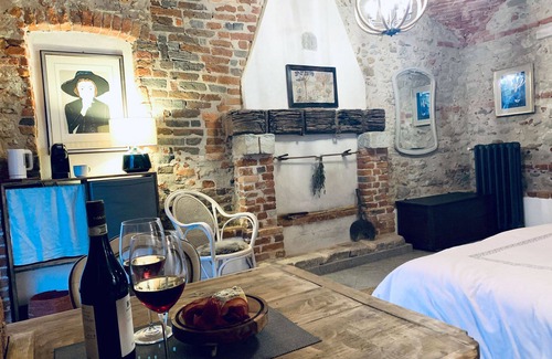 Gassino Torinese Cama Y Desayuno | Fireplace Suite - country chic with heated hot tub in the garden