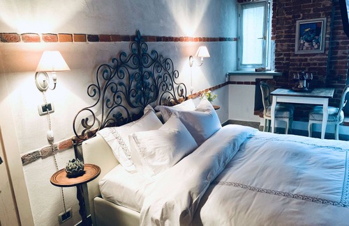 Gassino Torinese Cama Y Desayuno | Fireplace Suite - country chic with heated hot tub in the garden