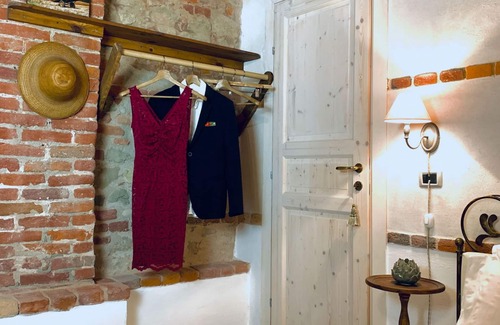 Gassino Torinese Cama Y Desayuno | Fireplace Suite - country chic with heated hot tub in the garden