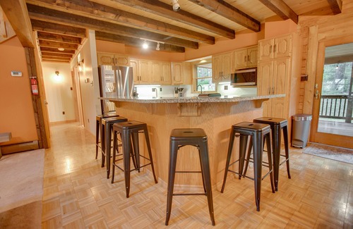 Sabinsville Cabina | Fireside Cabin | HOT TUB, TV + Game Room!