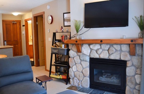 Sun Peaks Casa | Fireside Lodge #215 by Bear Country