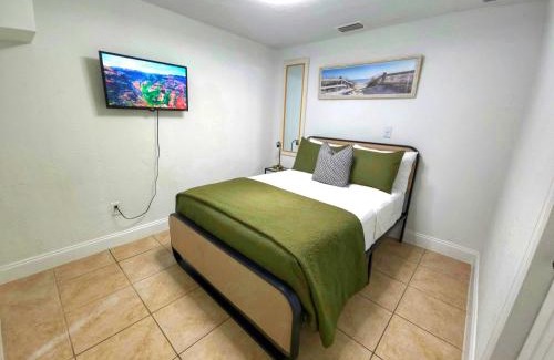Town N County Park Apartamento | First Class Landing, 2BR, 7 TPA Airport, AC, Free Pkng, Wine, Fast Wi-Fi
